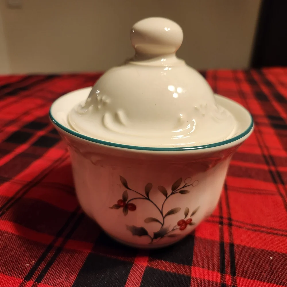 Pfaltzgraff Winterberry Sugar Bowl With Lid
